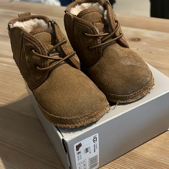 Baby neumel uggs size 4 - Picture 2 of 4